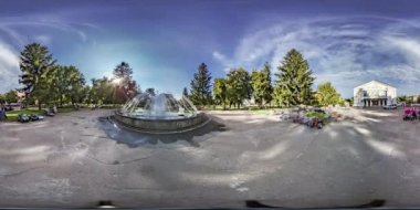 360 vr Video insanların dinlenme yakınındaki çeşme bahar Park mavi gökyüzünde güneşli gün güzel görme taze renklerin doğa tatil turizm Ukrayna eğlence içinde