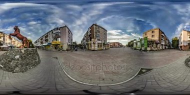 360 vr Meydanı Cityscape güneşli bahar gün taze renkleri gökyüzü tatiller turizm seyahat içinde tarafından Video at Memorial Konotop işgücü'nın gün insanlar yürüyor
