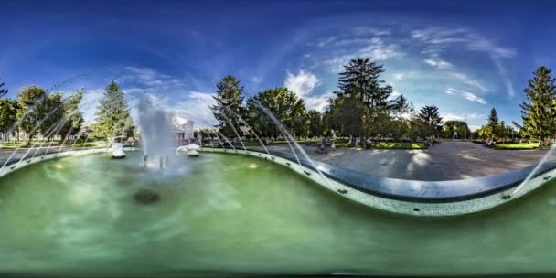 360 vr Video mensen in de buurt van fontein Turquoise Water recreatie Springtime Park Blue Sky zonnige dag mooie landschap vakanties natuurtoerisme in Oekraïne — Stockvideo
