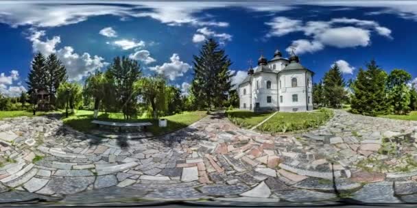 360 vr Video Cloudscape kerk in Plyasheva mooi zicht in het zonnige dag veld van Kozaks' Berestetskaya Battle frisse kleuren van natuur vakanties reizen — Stockvideo