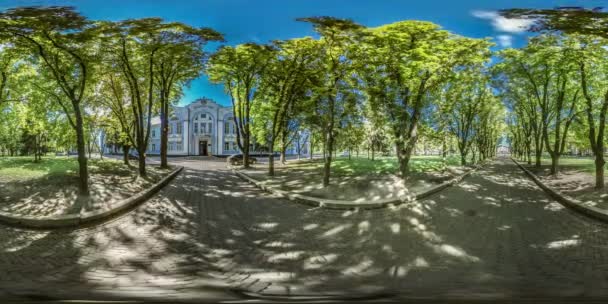 360 vr Vídeo Edifício azul vintage no parque Bela paisagem urbana no dia ensolarado de verão Cores verdes frescas da natureza becos Férias Turismo Viagens — Vídeo de Stock