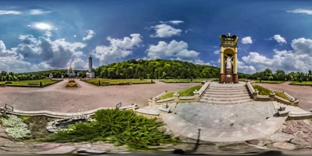 360 vr Video Edificios del Complejo Zarvanytsia Plaza Cobblestone Campanario Iglesia Católica Griega Hermosa Vista en el Soleado Día de Verano Árboles Frescos y Césped — Vídeo de stock