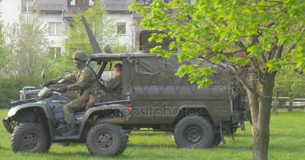 Polské armády na festivalu zbraní — Stock video