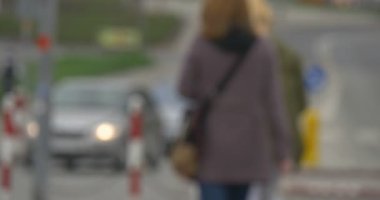 Bir Şehrin Kutlaması (Opole, Polonya) sırasında İnsanlar Sokaklar Boyunca Yürür. Yolcu arabaları, farları da dahil olmak üzere yollara düşerler. İnsanlar Kalın Sonbahar Giysileri Giyiyor.