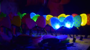 Sokak satıcısı süslemeleri bir kafa için satıyor