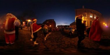 360vr Video Saint Nicholas gün Opole Polonya Kids Parade diğer insanlar gizemli sokak lambası ışık şehir meydanında Noel baba nın giysileri içinde yürüyüş