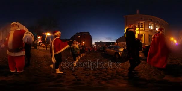 360vr videóinak Szent Miklós napján Opolskie Lengyelország gyerekek menetelnek Santa Claus ruhát a város főterét Parade más emberek titokzatos utcai lámpa fény — Stock videók
