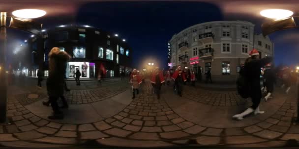 360Vr Video Il giorno di San Nicola ad Opole Polonia Attori Animatori animano la folla di bambini felici nei vestiti di Babbo Natale sta camminando alla sera di Carnevale di Piazza della Città — Video Stock