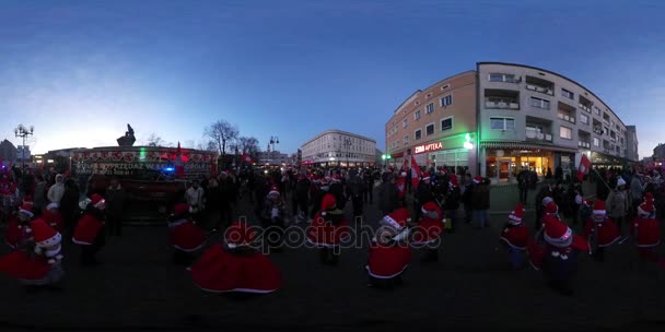 산타 클로스의 빨간 옷 모자 램프에서 아이의 오 폴 레 폴란드 군중 360vr 비디오 세인트 니콜라스의 날 카니발에서 빛나는 가족 모자에 고정 — 비디오