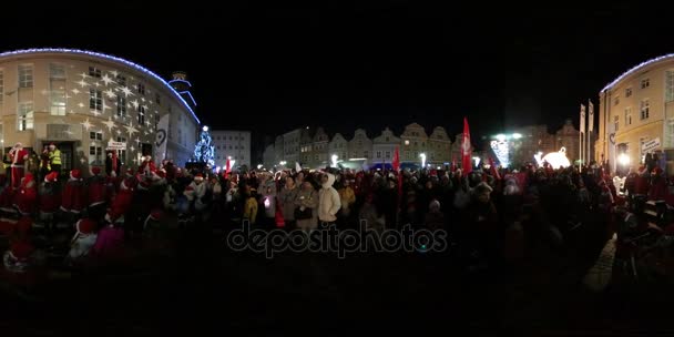 360vr Video Saint Nicholas dag in Opole gekostumeerd partij buiten jonge geitjes in Kerstman rode kleding en hoeden staan op het stadsplein en Carnaval — Stockvideo