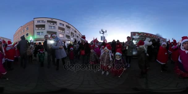 360Vr Video Día de San Nicolás en Opole Polonia Los niños con ropa de Papá Noel celebran fiestas con palos mágicos en la plaza de la ciudad Cuento de hadas para niños — Vídeos de Stock