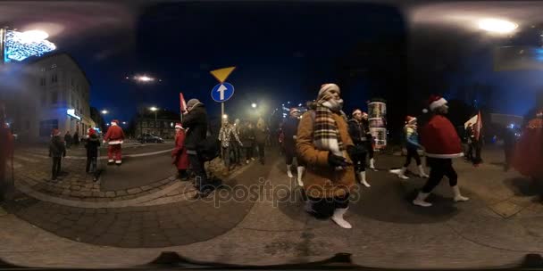360Vr видео День Святого Николая в Ополе Польша Счастливые люди в одежде Санта-Клауса идут по улице с рождественскими плакатами Праздничный карнавал — стоковое видео