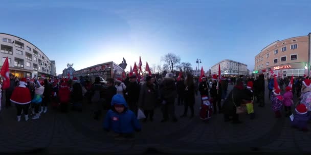 360Vr Video Día de San Nicolás en Opole Polonia La gente en las fiestas públicas lleva banderas Niños y padres en las vacaciones de ropa de Papá Noel en la plaza de la ciudad — Vídeos de Stock