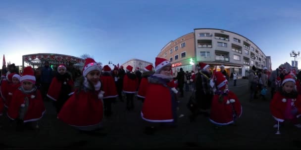 Vídeo 360Vr Dia de São Nicolau Opole Polônia Grupo de Crianças em Casacos e Chapéus de Papai Noel Crianças e Professora Mulher Mãe Estão Sorrindo de Férias na Praça da Cidade — Vídeo de Stock