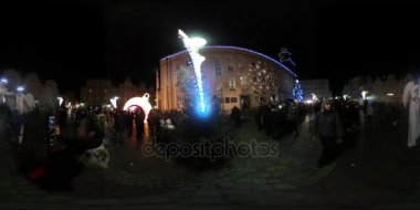 360vr Video Saint Nicholas günüdür Opole Polonya adam çekim gece Noel Cityscape karnaval kutlama eski binalarda Downtown aileler çocukları