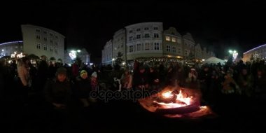 Opole Polonya insanlar günde 360vr Video Saint Nicholas yanıyor sosis ızgara açık havada Restingat olay Şehir Meydanı akşamı çocuklar aileler vardır