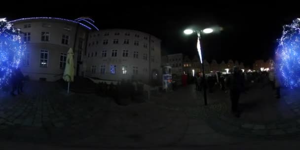 360vr Video Saint Nicholas dag in Opole Polen menigte van mensen met kinderen bij nacht Cityscape gezinnen rusten op het blauwe Kerstverlichting stadsplein — Stockvideo