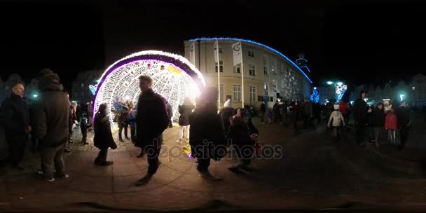 Vídeo 360Vr Dia de São Nicolau em Opole Polônia As pessoas estão tirando fotos no Arco Iluminado Crianças Famílias estão assistindo o evento na noite da Praça da Cidade — Vídeo de Stock