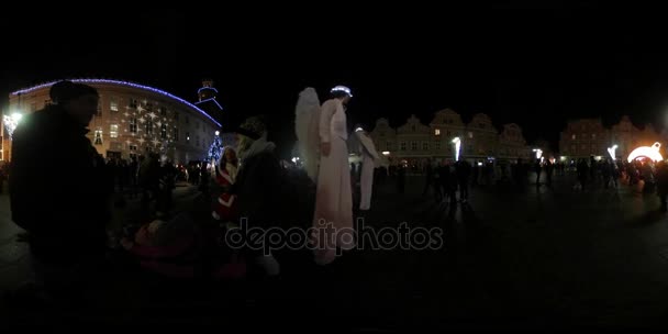 360vr відео Святого Миколая в Ополе Польщі акторів в костюмах ангелів на ходулях людей з дітей підхід, щоб побачити їх сімей, вечір Downtown — стокове відео