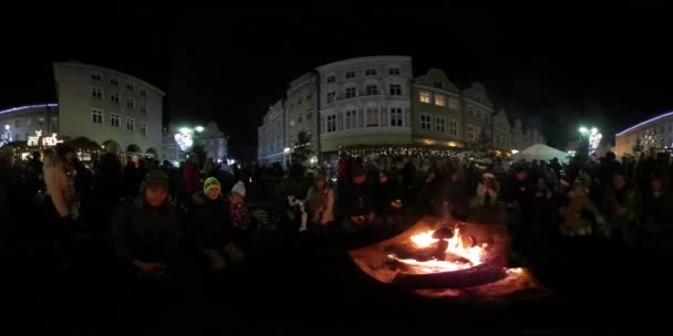Vídeo 360Vr Dia de São Nicolau em Opole Polônia As pessoas estão grelhando salsichas no fogo ao ar livre Crianças Famílias estão descansando no evento na noite da Praça da Cidade — Vídeo de Stock