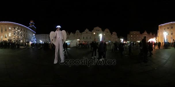 360Vr Video Día de San Nicolás en Opole Polonia Actor disfrazado de ángel La gente con niños pasea por las familias en el evento Disfrute del paisaje urbano nocturno — Vídeo de stock