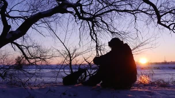 Warmly Dressed Tourist Sneaks Branches Snow Covered Riverbank Looks Direction — Αρχείο Βίντεο