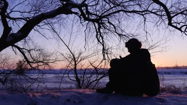 O turista de férias curtas ao pôr do sol no inverno — Vídeo de Stock