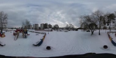 Kışın karlı şehir parkının 360 derecelik manzarası