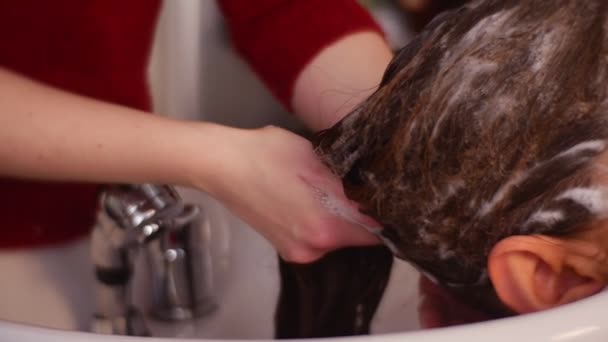 Hairdresser Working Salon Girl Client Lies Sink Girl Has Long — Stok Video
