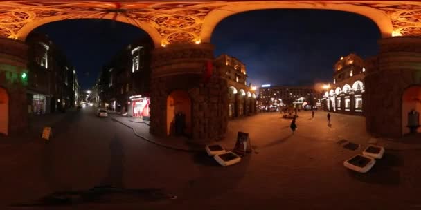 360 vr Vídeo Año Nuevo en Kiev Escaparate de la tienda de arco iluminado Noche Escaparate urbano Iluminación Gente caminando por la calle Los turistas están mirando los lugares de interés — Vídeos de Stock