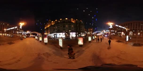 360 vr Vídeo Celebração de Ano Novo em Kiev Movimento ao longo de Cobblestone Rua Noite Iluminação Cityscape As pessoas estão descansando Caminhando Olhando para as vistas — Vídeo de Stock