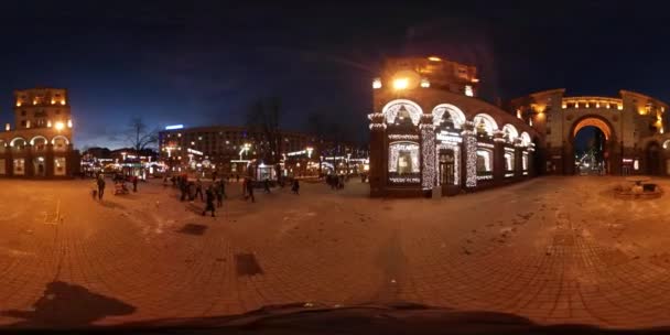 360 vr Video Año Nuevo en Kiev animado centro de la ciudad Escaparate de la tienda de arco Acogedora noche Cobblestone Street Illumination Personas Turistas caminando lentamente por la calle — Vídeos de Stock