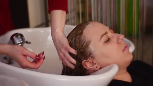 Massageie a pele da cabeça do cliente Close-Up — Vídeo de Stock