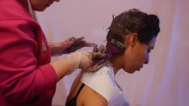 Stilist geçerlidir boya ile fırça evde saç boyama Haircolor ipuçları ve hileler stilist olarak bir hobi kadın olduğunu yapma saç modeli için arkadaş ayıran saç ayrılmaktadır