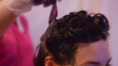 Keyif ve hileci müşterinin gözler makyaj stilist olarak bir hobi deneyim yeterlilik ile eldiven ev saç boyama, Haircolor elinde fırça ile boya uygulama