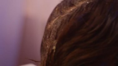Fırça kılları geçerlidir boyalı renk Haircolor keyif ve hileci stilist olarak hobi berber eller kadın olduğunu yapma saç modeli için Her arkadaş ev ya da Salon
