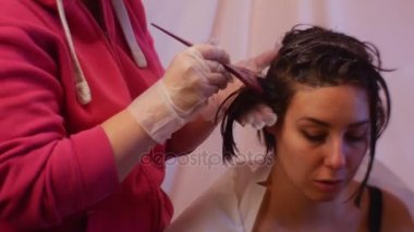 İstemci açıklar ne o istiyor Haircolor ipuçları stilist geçerlidir boya ile fırça evde saç boyama stilist olarak hobi amatör Kuaför saç modeli yapmak olduğunu
