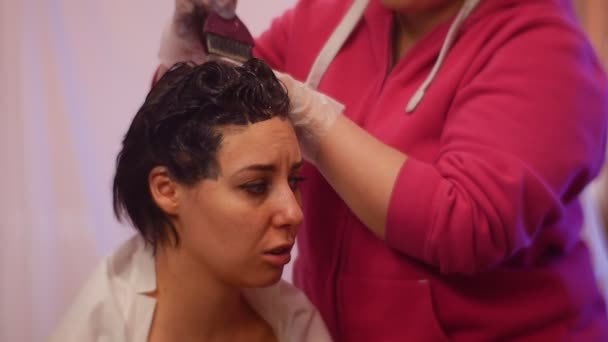 Клієнт розмовляє зі стилістом аматорським нанесенням фарби пензлем домашнє волосся фарбування волосся поради та хитрощі стиліст як зачіска для хобі для друга — стокове відео