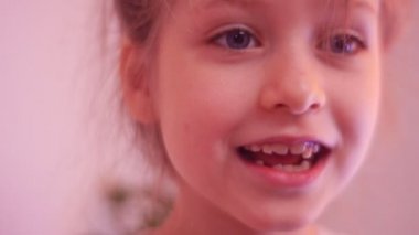 Şirin mavi gözlü kız olur üzgün korkuyor, diş hekimi çocuk hakkında gevşek Her bebek diş kırmızı saçlı sarışın Çilli kız için gülen ve sonra hissediyorum endişeli olduğunu