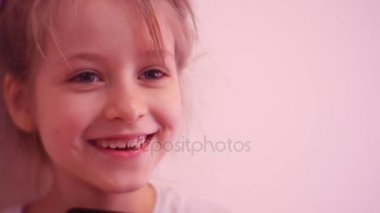 Küçük çocuğun diş neredeyse kayıp kız gülümseyerek birincil diş gevşek çocuk değil korkmuş, diş hekimi kırmızı saçlı çilli kız bebek diş kaybetmek mutlu olduğunu