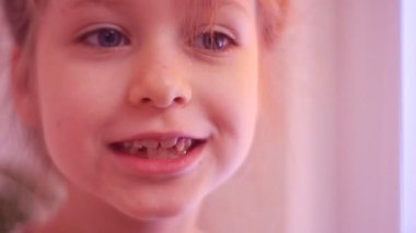 Memnun çocuk gösterir Her Milktooth görünüyor gurur için gevşek bebek diş kırmızı saçlı çilli kız gülümseyerek diş sağlığı aile hafta sonları evde mutludur