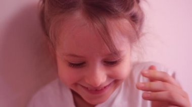 Küçük çocuk çalış ile Tablet gösterir Her Milkteeth çocuk o Happy için gevşek bebek diş kırmızı saçlı çilli kız gülümseyerek birincil diş çocuk hayal diş perisi şey