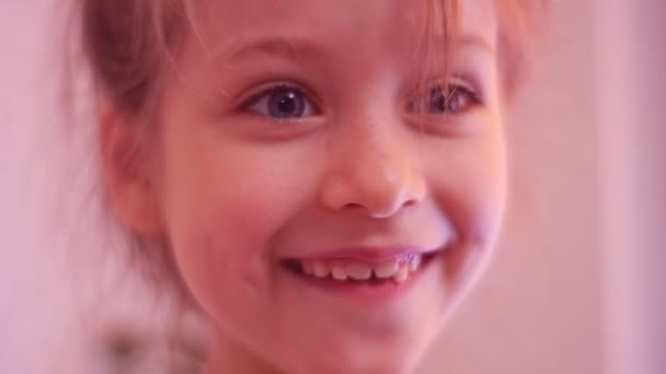 Happy Kid abre su boca Diente de bebé Dientes de leche perdidosos Chica pecosa pelirroja está sonriendo Dientes Primarios Kid Imagina el hada de los dientes de fantasía infantil — Vídeos de Stock