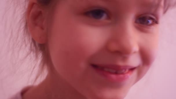 Szczęśliwy, że dziewczyna Pałys z tabletu w domu i uśmiechając się małe dziecko jest Happy do luźnych zębów dziecka przesuwa zęba przez język Tooth Fairy dziecko wyobraża sobie Fantasy — Wideo stockowe