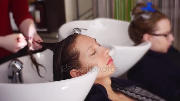 Dos clientes jóvenes están en el salón para la manipulación de la salud del cabello — Vídeo de stock