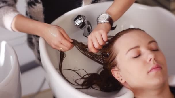 Hairdresser Working Salon Girl Client Lies Sink Girl Has Long — Video