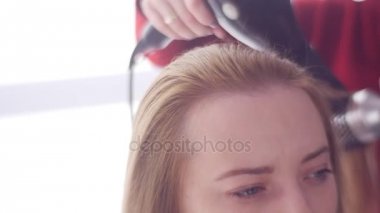 Stilist ekleme birime kıllar profesyonel tedavi Kuaför kullanarak kurutma makinesi için sarışın kadın istemci olun saç pürüzsüz parlak ve sağlıklı böyledir