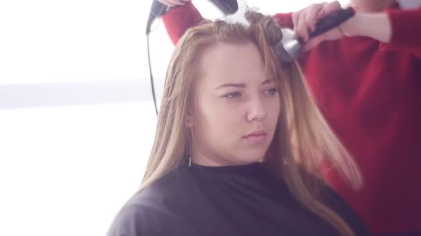 Módní účes kvalifikovaná kadeřnice léčba tipy a triky klienta chloupky jsou pevné s klip žena sedí v Peignoir poškozené vlasy zotavení — Stock video