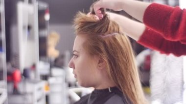 Stilist saç kurutma tekniği profesyonel tedavi saç yukarı bir Salon yapar saç düz içinde klipler ve sağlıklı saç kurutma makinesi Styling saç zarar olduğunu