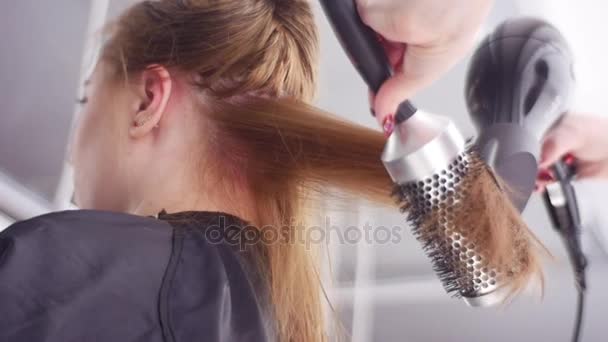 Stylist szárad hajból kerek kefe profi fodrász, hogyan lehet a haj sima és egészséges jobb módon stílus szalon egészségügy haj-megtakarítási tippek — Stock videók